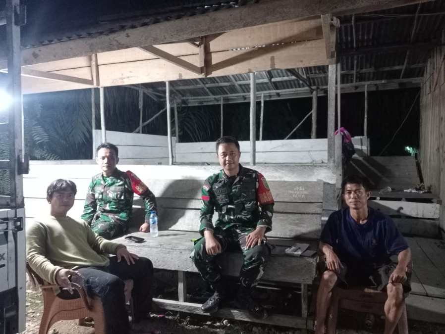 Babinsa Koramil 406-03/Rupit Laksanakan Siskamling Bersama Warga di Desa Karang Anyar