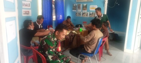 Babinsa Koramil 406-02/Rawas Ilir Jalin Komsos dengan Warga Desa Batu Kucing dan Tanjung Raja