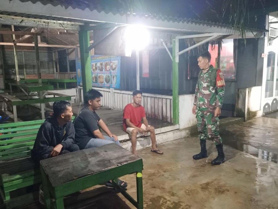 Serda Fauzi Babinsa Koramil 406-03/Rupit Laksanakan Patroli Siskamling dan Sosialisasi Bahaya Narkoba di Desa Karang Anyar