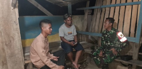 Ciptakan wilayah yang kondusif Serda adre p Babinsa Koramil 406-05/Kelingi aktif lakukan Patroli siskamling di wilayah.