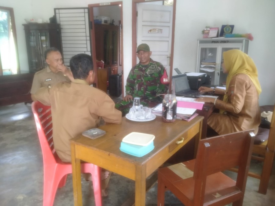 Tingkatkan kerjasama dengan pemerintah di wilayah Serda Oktariansyah sambangi kantor kelurahan di wilayah binaan