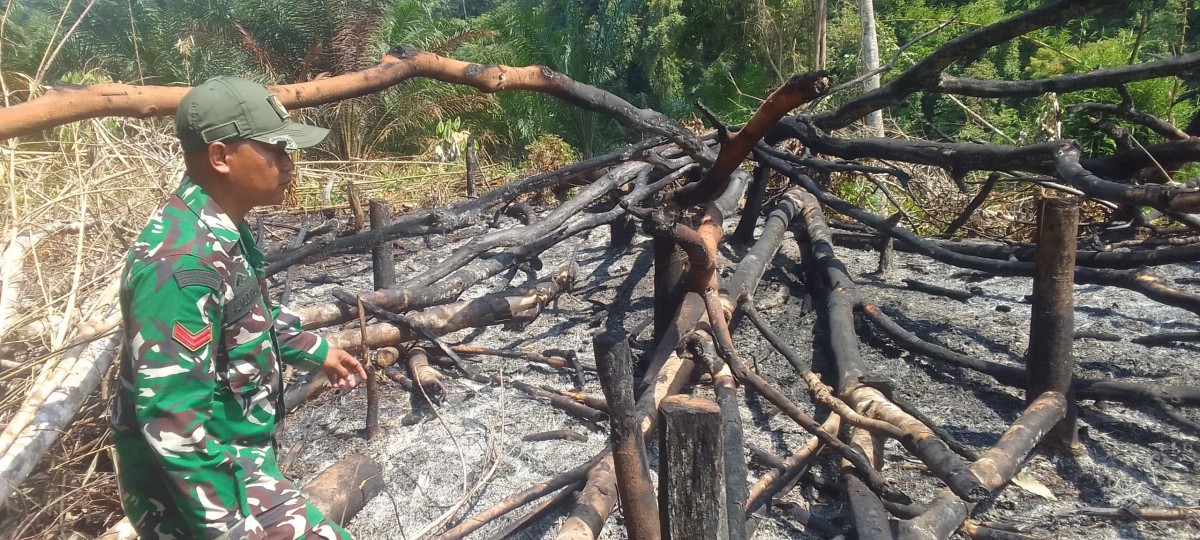Babinsa Koramil 406-01/Rawas Ulu Koptu M. Shofi Almubarok Bersama Warga Laksanakan Pemadaman Api di Desa Remban