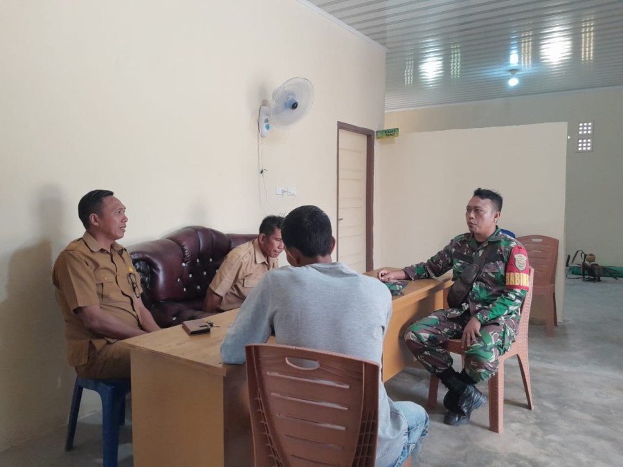 Babinsa Koramil 406-03/Rupit Laksanakan Komsos di Desa Muara Tiku Bahas Keamanan Wilayah