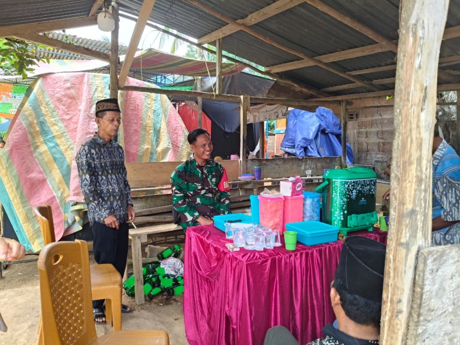 Babinsa Koramil 406-02/Rawas Ilir Jalin Kedekatan dengan Warga Melalui Komsos di Desa Mandi Angin