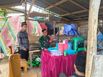 Babinsa Koramil 406-02/Rawas Ilir Jalin Kedekatan dengan Warga Melalui Komsos di Desa Mandi Angin