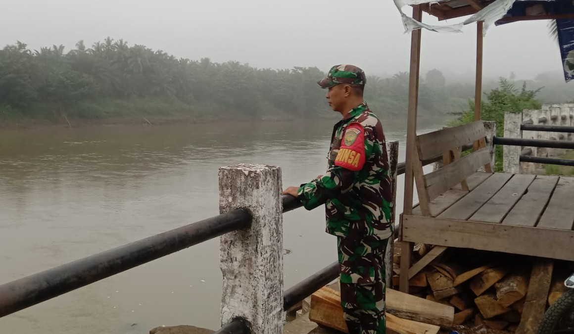 Babinsa Koramil 406-04/Muara Lakitan Aktif Lakukan Pemantauan Arus Sungai Rawan Banjir