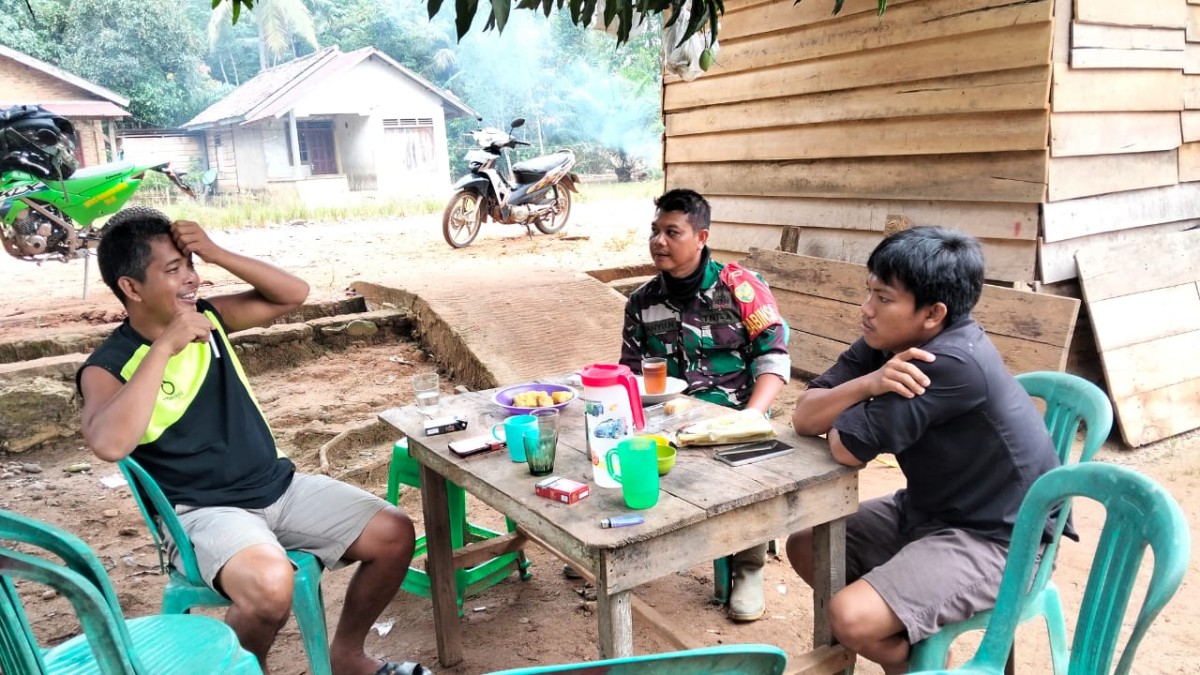Babinsa Koramil 406-04/muara Lakitan Sertu Wahyu Nugroho tingkatkan kerjasama dengan masyarakat sambangi desa binaan.