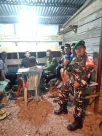 BABINSA KORAMIL 406-05/MUARA KELINGI LAKSANAKAN PATROLI SISKAMLING DI DESA KARYA TELADAN