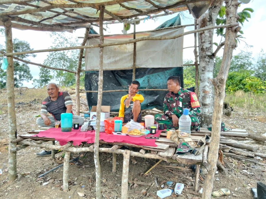 Babinsa Koramil 406-10/Lubuklinggau Timur Laksanakan Komsos dengan Warga RT 04 Mesat Seni