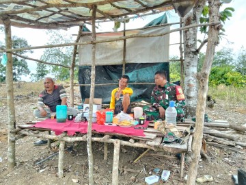 Babinsa Koramil 406-10/Lubuklinggau Timur Laksanakan Komsos dengan Warga RT 04 Mesat Seni