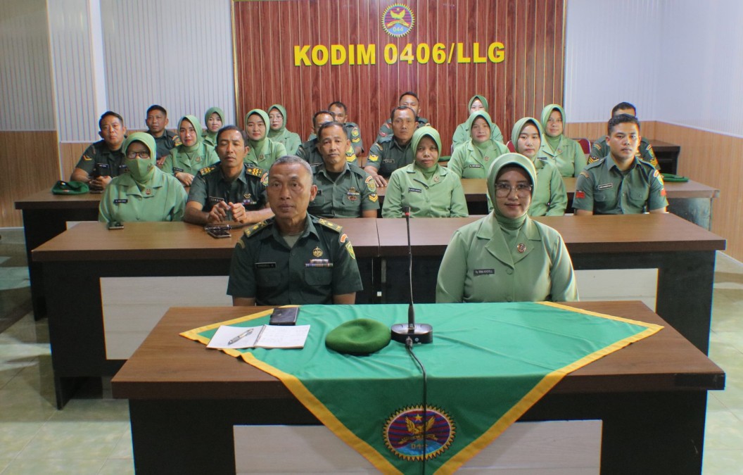 Kepala staf kodim 0406/Lubuklinggau di dampingi ibu mengikuti acara vicon talkshow bintal ideologi yang di selenggarakan oleh Mabesad