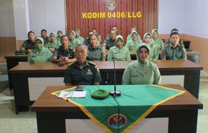 Kepala staf kodim 0406/Lubuklinggau di dampingi ibu mengikuti acara vicon talkshow bintal ideologi yang di selenggarakan oleh Mabesad