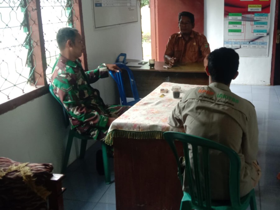 Serda Dedi Babinsa Koramil 406-04/muara Lakitan sambangi desa binaan jalin silahturahmi