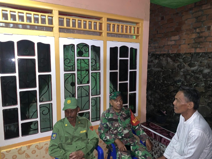 Babinsa Koramil 406-05/Jayaloka Bersama Hansip Desa Ciptodadi II Tingkatkan Keamanan dan Kebersamaan Warga