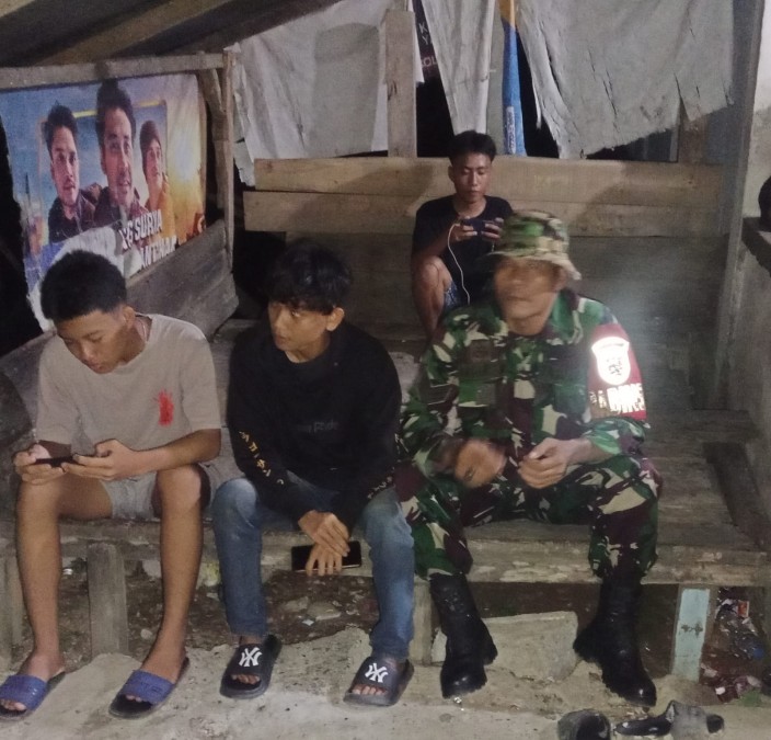 Babinsa Koramil 406-05/Muara Kelingi Laksanakan Patroli Siskamling di Desa Petunang