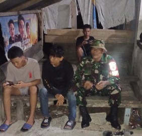 Babinsa Koramil 406-05/Muara Kelingi Laksanakan Patroli Siskamling di Desa Petunang