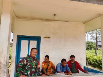 Babinsa Koramil 406-02/Rawas Ilir Ingatkan Pekerja untuk Utamakan Keselamatan Kerja di Wilayah Binaan