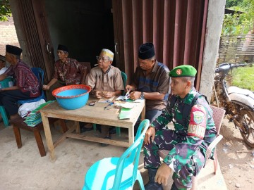 Babinsa Koramil 406-05/Muara Kelingi Jalin Silaturahmi Dengan Warga Desa Mekar Jaya