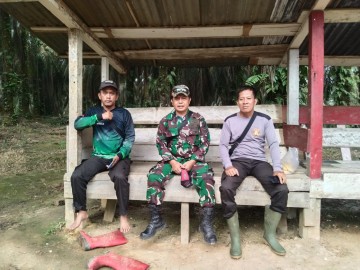 Babinsa Koramil 406-02/Rawas Ilir Serka Hendri Gusnadi Laksanakan Komsos dengan Warga Desa Air Bening