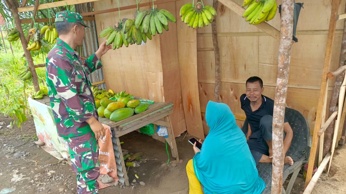 Babinsa Koramil 406-10/Lubuklinggau Timur Laksanakan Komsos dengan Pedagang di Kelurahan Jawa Kiri