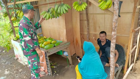 Babinsa Koramil 406-10/Lubuklinggau Timur Laksanakan Komsos dengan Pedagang di Kelurahan Jawa Kiri