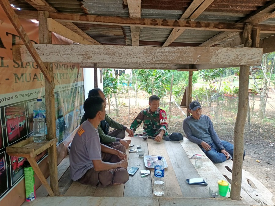 Tingkatkan kerjasama dengan masyarakat sekitar Serka yunistan jalin komsos dengan masyarakat di wilayah binaan.