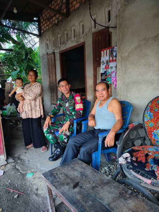 Babinsa Koramil 406-03/Rupit Laksanakan Komsos dengan Warga Desa Karang Waru
