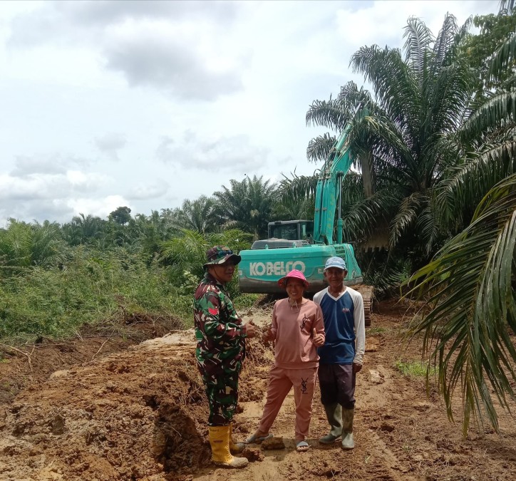 Babinsa Koramil 406-02/Rawas Ilir Laksanakan Komsos dengan Pekerja Perkebunan di Desa Pauh 1