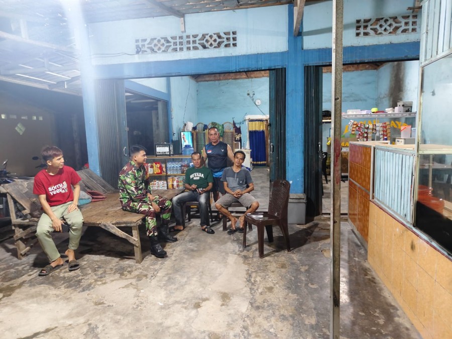 KOPDA MITRA BABINSA KORAMIL 406-03/RUPIT LAKSANAKAN PATROLI SISKAMLING DI DESA KARANG ANYAR