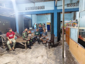 KOPDA MITRA BABINSA KORAMIL 406-03/RUPIT LAKSANAKAN PATROLI SISKAMLING DI DESA KARANG ANYAR