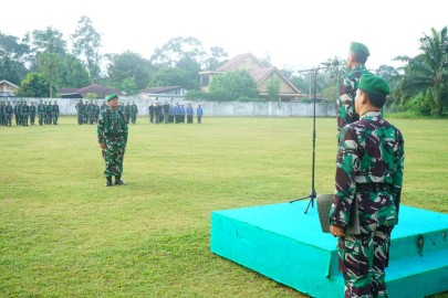 Kepala staf kodim 0406/Lubuklinggau mayor inf Chairul Ansori pimpin upacara pengibaran bendera merah putih di Makodim