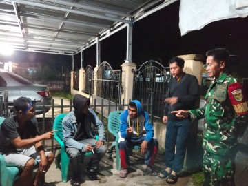 Babinsa Koramil 406-05/Muara Kelingi Laksanakan Patroli Siskamling di RT 08 untuk Jaga Stabilitas Keamanan.