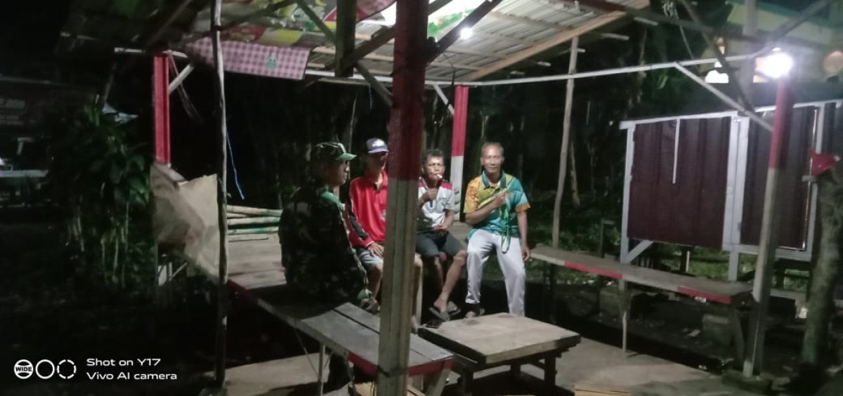 Babinsa Koramil 406-07/Jayaloka Laksanakan Patroli Siskamling Bersama Warga untuk Tingkatkan Keamanan Wilayah