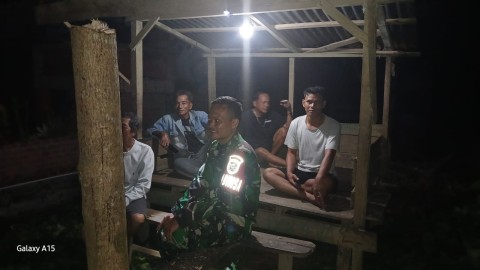 Babinsa Koramil 406-05/Muara Kelingi Laksanakan Patroli Siskamling di Desa Gunung Kembang Baru