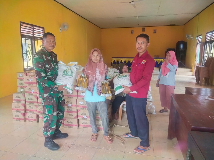 Sertu Tugianto Babinsa Koramil 406-04/Muara Lakitan monitor pembagian batuan sosial di wilayah binaan