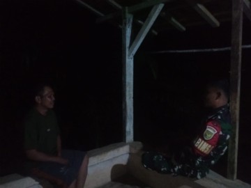 Babinsa Koramil 406-07/Jayaloka Laksanakan Patroli Siskamling di Desa Ciptodadi