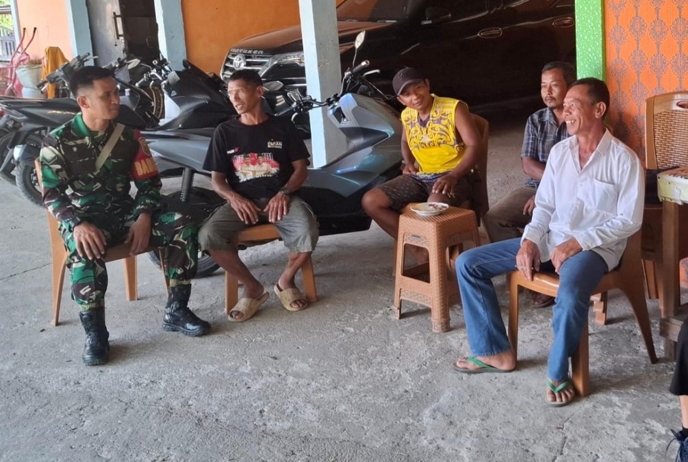 Babinsa Koramil 406-01/Rawas Ulu Laksanakan Komsos dengan Masyarakat Desa Pulau Kidak