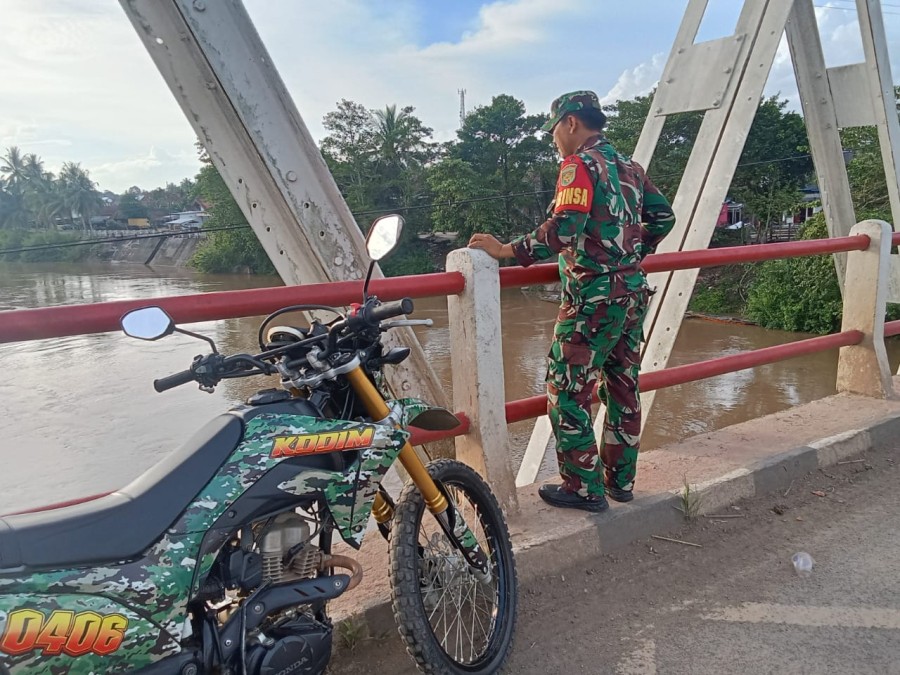 Babinsa Koramil 406-04/Muara Lakitan Tingkatkan Patroli Gumbencal Antisipasi Bencana Alam