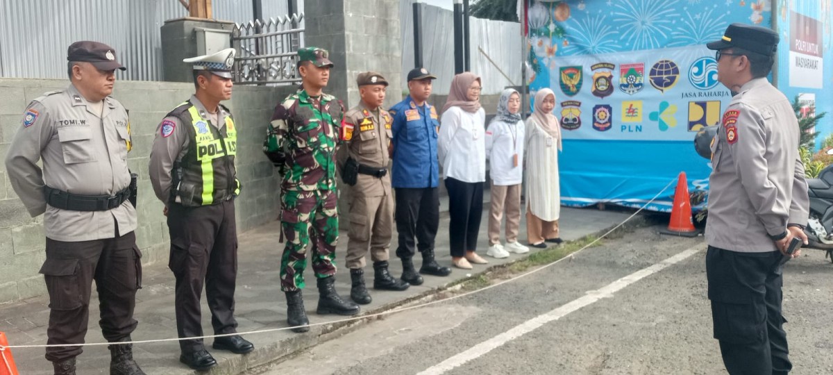 Babinsa Koramil 406-08/Lubuk Linggau Laksanakan Pengamanan Nataru di Pos PAM Alun-Alun Merdeka