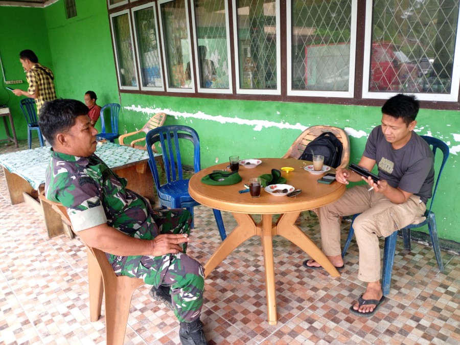 Babinsa Koramil 406-03/Rupit Laksanakan Komsos dengan Warga Desa Sukaraja