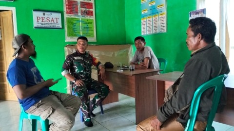 Babinsa Koramil 406-04/Muara Lakitan Laksanakan Komsos dengan Masyarakat di wilayah binaan.