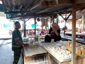 Babinsa Koramil 406-10/Lubuklinggau Timur Laksanakan Komsos dengan Pedagang Pasar Moneng Sepati