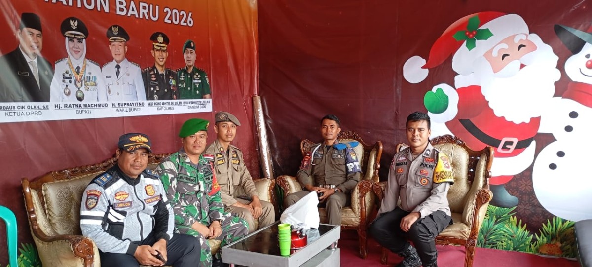 Babinsa Koramil 406-05/Muara Keliling Laksanakan PAM Nataru di Pos Simpang Empat Semambang