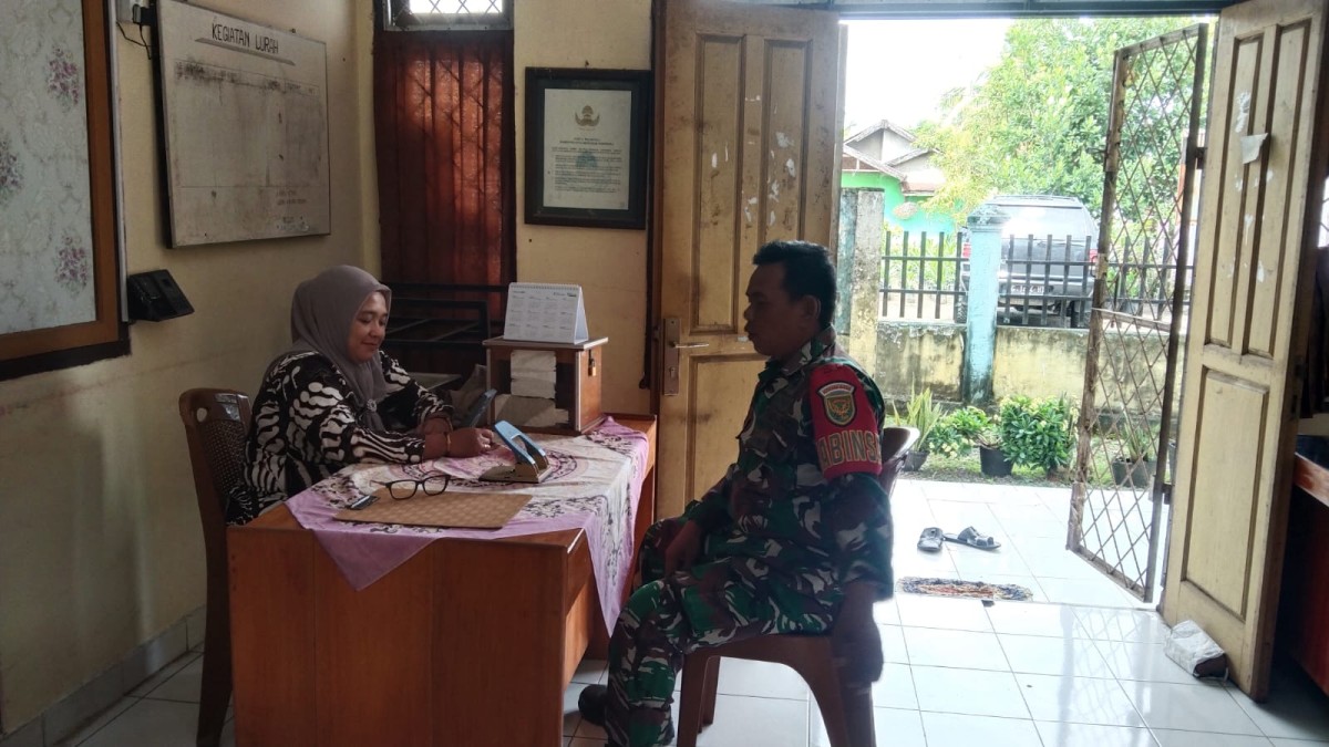 Jalin Komunikasi yang Baik, Serka Junaidi Babinsa Koramil 406-10/Lubuklinggau Timur Jalin Silaturahmi dengan Staf Kelurahan Marga Mulya