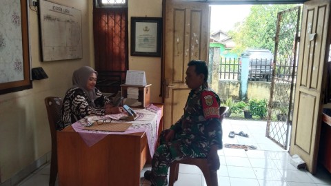 Jalin Komunikasi yang Baik, Serka Junaidi Babinsa Koramil 406-10/Lubuklinggau Timur Jalin Silaturahmi dengan Staf Kelurahan Marga Mulya