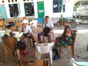 Babinsa Koramil 406-02/Rawas Ilir Laksanakan Komsos Bahas Keamanan Desa