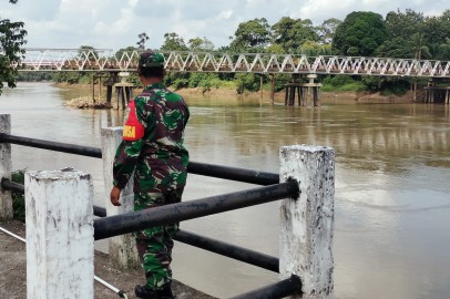 Babinsa Koramil 406-04/Muara Lakitan Sertu Tugianto aktif lakukan patroli sungai