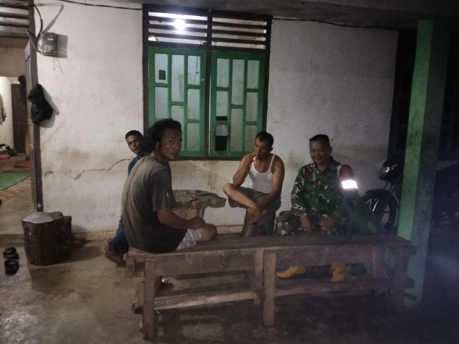 Babinsa Koramil 406-05/Muara Keling Laksanakan Patroli dan Monitoring Siskamling