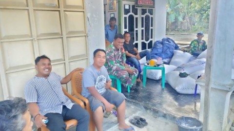 Babinsa Koramil 406-03/Rupit Laksanakan Komsos di Desa Bukit Langkap
