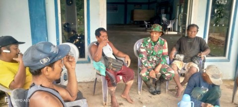 Serda Suryanda Babinsa Koramil 406-05/Muara Kelingi Jalin Keakraban dengan Warga Desa Mandi Aur